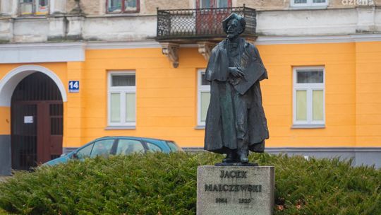 Spacerkiem po mieście: Pomnik Jacka Malczewskiego i tablica