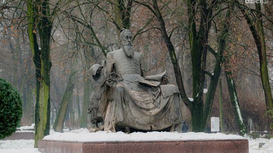 Spacerkiem po mieście: Pomnik Jana Kochanowskiego