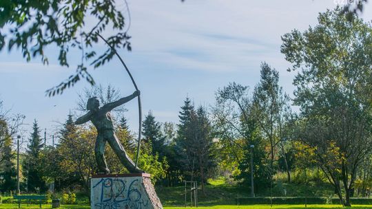 Spacerkiem po mieście: Rzeźba Łucznika na pl. Kazimierza Ołdakowskiego