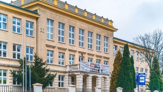 Spacerkiem po Radomiu: VI Liceum Ogólnokształcące z Oddziałami Dwujęzycznymi im. Jana Kochanowskiego