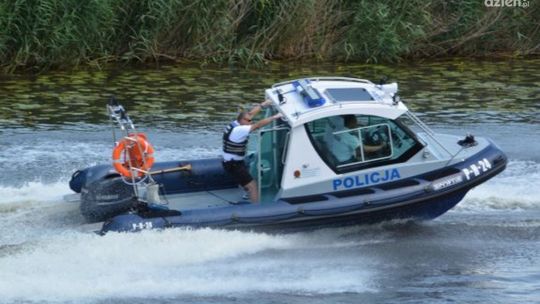 Spadł ze skutera wodnego. Pomogli policjanci