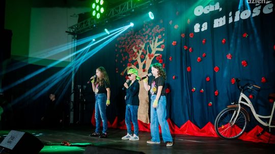 Śpiewali piosenki o miłości. Wyjątkowe wydarzenie w PSP nr 14 w Radomiu