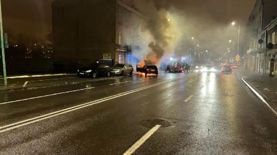 Spłonął samochód na ul. 25 Czerwca