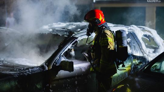 Spłonęły dwa auta przy ul. Jastrzębiej Spłonęły dwa auta przy ul. Jastrzębiej