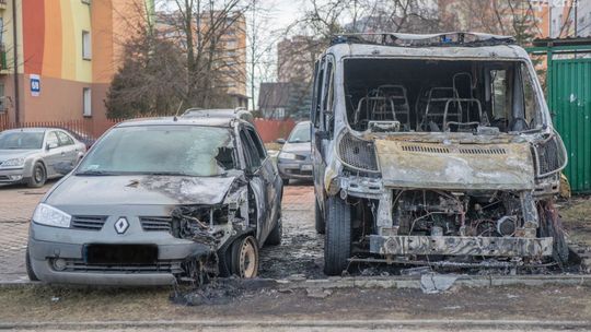 Spłonęły dwa wozy policyjne na Borkach