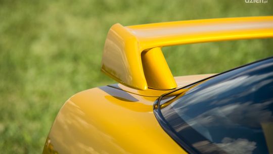 Spoilery dachowe: Jak podkręcić styl swojego samochodu i zyskać funkcjonalność!