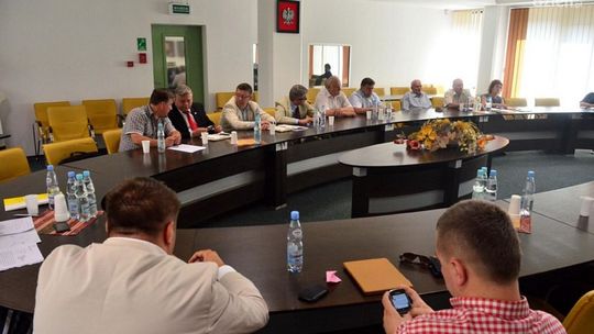 Spotkanie ponad podziałami z... podziałami