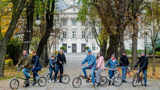 Sprężyści i ukraińska młodzież na wycieczce tandemami po Radomiu
