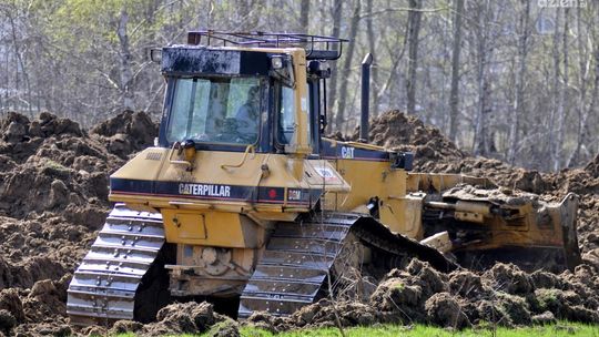 Spychacze przygotowują tereny pod trasę
