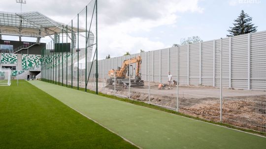 Stadion przy Struga 63. Trwają ostatnie poprawki: trybuna gości, ławki rezerwowych i krzesełka w sektorze buforowym