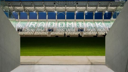 Stadion Radomiaka nocą. Murawa już prawie ułożona. Zobacz zdjęcia! 