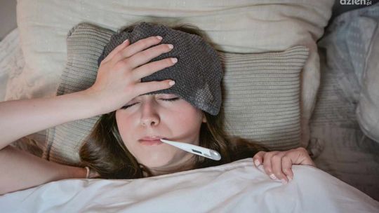 Stan podgorączkowy: drżenie ciała, niepokój i suchość w gardle - sprawdzone sposoby na dreszcze i skaczącą gorączkę