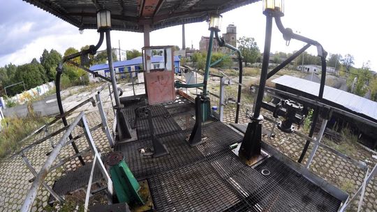 Stara rozlewnia paliw na Młodzianowie