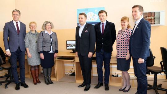 Starachowice. Nowoczesny sprzęt komputerowy trafił do starachowickich szkół 