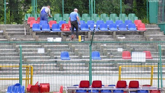 Stare krzesełka z Broni, montują na Radomiaku. To wymogi licencyjne