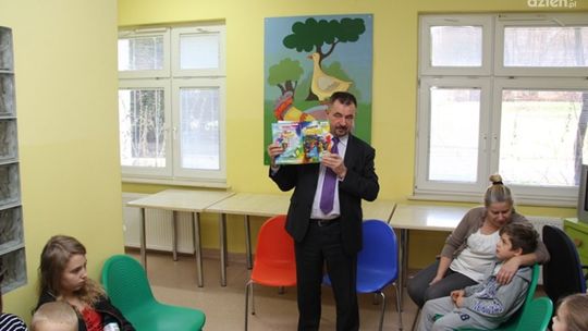 Starosta czytał dzieciom
