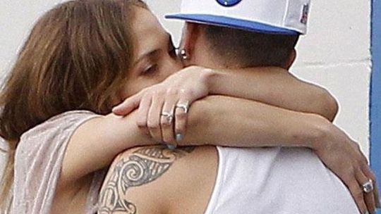 Starsza kobieta, młodszy mężczyzna