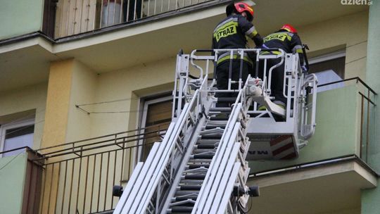 Starsza osoba zasłabła, pomogli strażacy