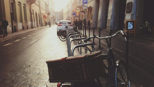Stojaki rowerowe a przestrzeń publiczna – jak je dobrze dobrać?