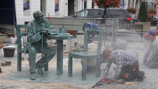 STOLICZEK KOŁAKOWSKIEGO JUŻ STOI