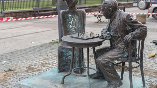 Stolik Gombrowicza już na deptaku