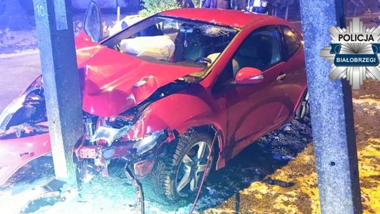 Stracił panowanie nad autem i uderzył w przydrożną latarnię