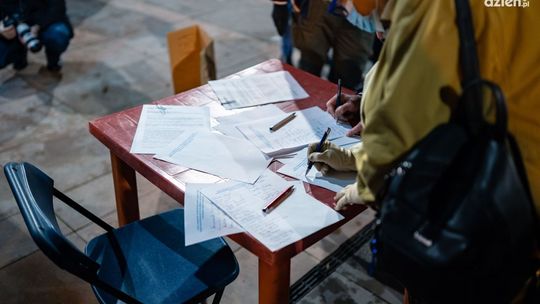 Strajk kobiet. Protestujący bronią uczennic z Szydłowca