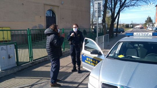 Straż miejska poucza i rozdaje maseczki
