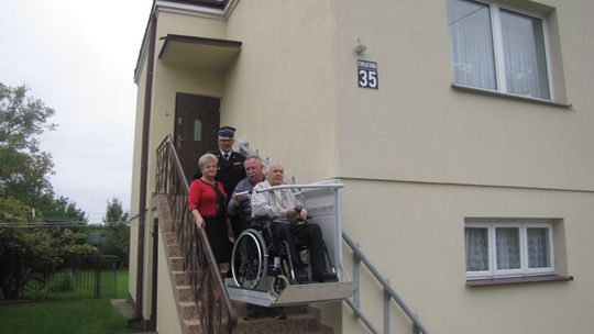 Strażacy pomogli niepełnosprawnemu koledze