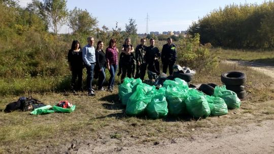 Strażnicy i uczniowie zebrali tonę śmieci