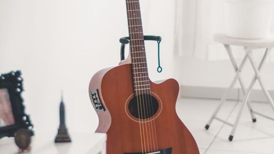 Struny w gitarze – jak wybrać te właściwe i jak o nie dbać?