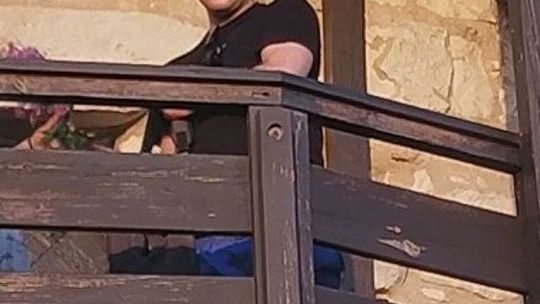 Strzelał w tablicę w Kazimierzu Dolnym. Szuka go policja 