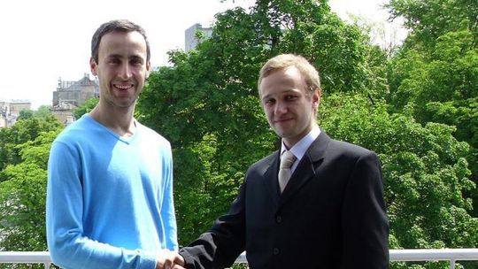 Studenci mają rabaty, a firmy reklamę