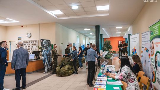 Studenci zapoznali się z ofertami pracy Studenci zapoznali się z ofertami pracy