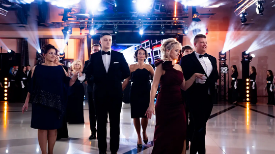 Studniówka "Ekonomika" w Radomiu. Polonez i szalona zabawa maturzystów