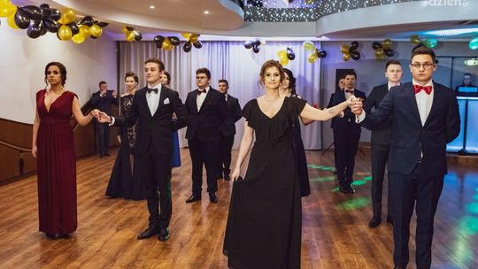 Studniówki 2020: Szkoła Dwujęzyczna im. Marii Montessori (foto i wideo)