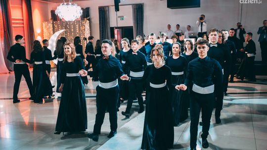 Studniówki 2023: IV Liceum Ogólnokształcące im. Dra Tytusa Chałubińskiego [WIDEO]