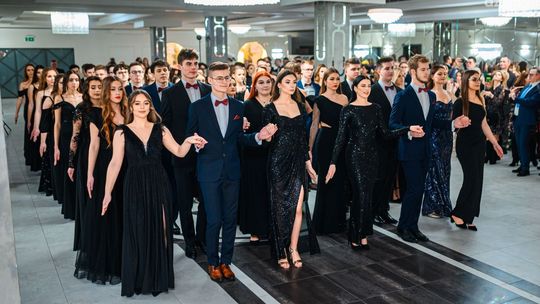 Studniówki 2023. Liceum Ogólnokształcącego im. Jana Kochanowskiego w Zwoleniu  [WIDEO]