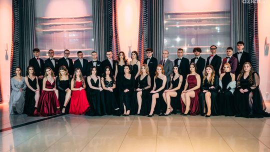 Studniówki 2023. V Liceum Ogólnokształcące im. Romualda Traugutta w Radomiu [WIDEO]