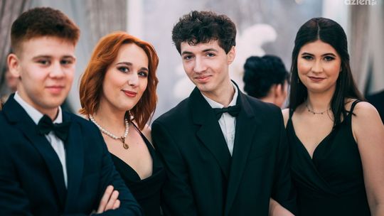 Studniówki 2023: XIII LO z Oddziałami Dwujęzycznymi im. Polskich Noblistów w Radomiu [WIDEO]