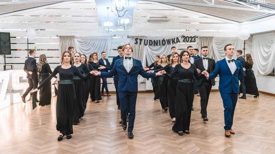 Studniówki 2023: Zespół Szkół Budowlanych w Radomiu [WIDEO]