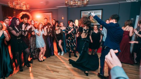 Studniówki 2023: Zespół Szkół Plastycznych im. Józefa Brandta w Radomiu [WIDEO]