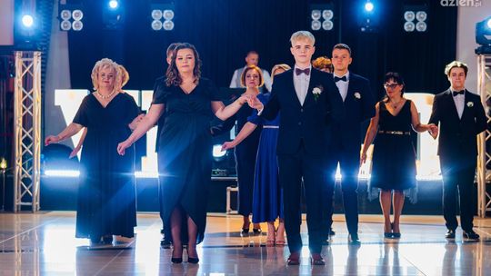 Studniówki 2024. Zobacz poloneza z Kochanowskiego [WIDEO]