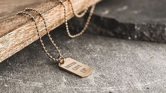 Stylowe nieśmiertelniki męskie – biżuteria zawsze modna