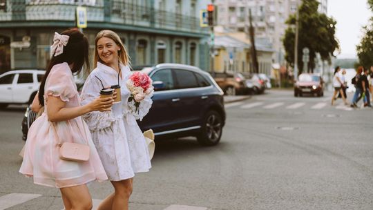 Sukienki letnie w modnych stylizacjach na wakacje i na co dzień