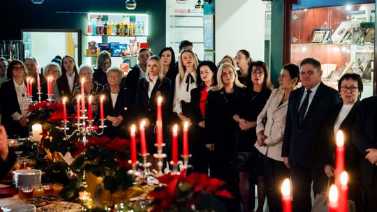 Świąteczne i rodzinne spotkanie w radomskiej Akademii. Płynęły kolędy, życzenia oraz podziękowania Wigilia w AHNS Radom