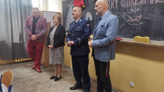 Świąteczne spotkanie komendanta policji w Radomiu z uczniami klasy mundurowej