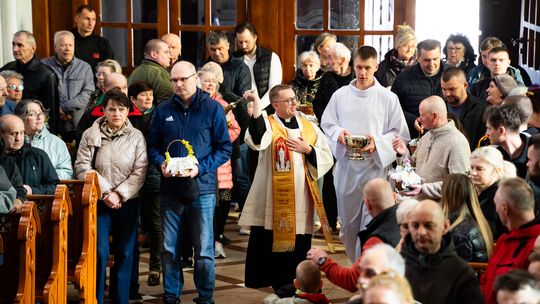 Święcenie pokarmów w kościołach regionu radomskiego. Tłumy wiernych i wielkanocna atmosfera [ZDJĘCIA]