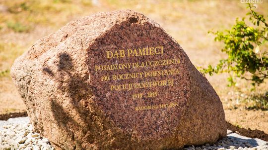 Święto Policji w KMP. Posadzono dąb pamięci