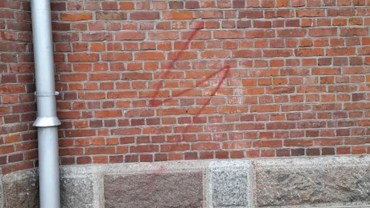 Symbole strajku kobiet na świątyni w Krępie Kościelnej